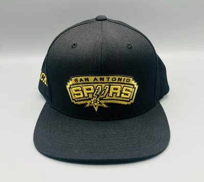 Boné Snapback Mitchell & Ness San Antonio Spurs Chapéu "Jackson" Ouro Preto - Imagem 1 de 4
