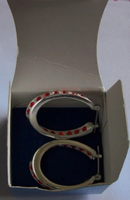 Twisted 模拟红宝石耳环 礼品盒 全新 — 第 1/2 张图片