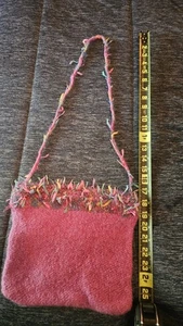 HANDGESTRICKTE KLEINE HANDTASCHE AUS GEFILZTER WOLLE - Bild 1 von 5