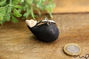 Llavero de madera negra hecho a mano pequeña ballena llavero regalo único cola de madera marina - Imagen 1 de 5