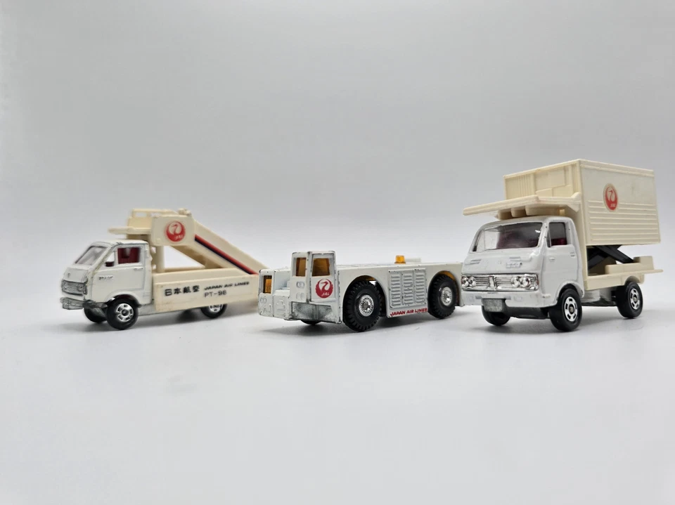LOTE DE 3 Tomy Tomica JAPAN AIRLINES #38/50 #95 #35/36/37 remolcador/escalera/remolque del aeropuerto Foto 1 de 4