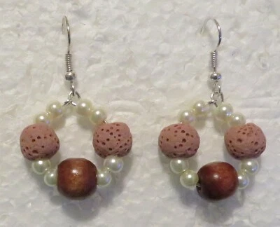 Pendientes colgantes pequeños de 3/4" con aro de perlas blancas con acento de madera marrón y cuentas de lava Foto 1 de 2