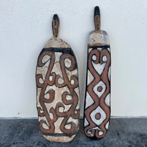 Vintage ozeanische Papua Asmat geschnitzte Holz Stammeskrieg zeremonielle Schilde x 2 - 35" - Bild 1 von 12