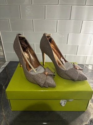 NUEVO Zapatos Ted Baker Para Mujer Tacón Alto Cuero Dorado Rosa Con Lazo 36.5 (6.5US) Foto 1 de 4