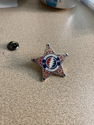 Pin Dead and Company 2017 Texas Dallas Co insignia oficial de oso Foto 1 de 4