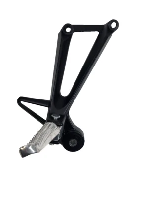 15-18 Yamaha YZF R3 Clavija de pasajero trasero derecho reposapiés MONTAJE + CLAVIJA OEM NEGRO F1 Foto 1 de 4