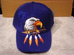 ÁGUILA Y PIPA DE LA PAZ CON GORRA DE BÉISBOL DE PLUMAS (AZUL) - Imagen 1 de 2