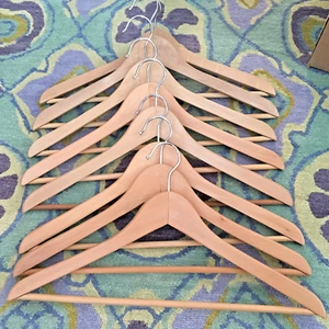 Juego de 8 perchas para pantalones de abrigo de madera rubia y cromo a juego - Imagen 1 de 2