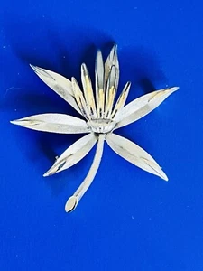 Broche de flores PIM firmado broche satinado texturizado tono plata bisutería broche - Imagen 1 de 7