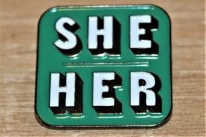 SHE/HER PRONOUN Metal Flag Lapel Pin Badge *NEW*MIX & MATCH BUY 3 GET 2 FREE! - Bild 1 von 3