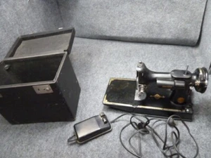Vintage Singer Featherweight Sewing Machine 678-3 w/ Pedal Black - Picture 1 of 9