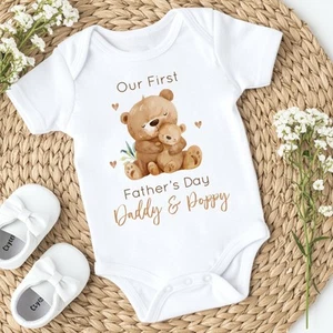 Conjunto de bebé personalizado Brown Bears nuestro primer día del padre Babygrow | Chaleco bebé - Imagen 1 de 6
