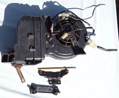 Conjunto de soportes de unidad de calentador de asiento trasero/ventilador Toyota 4 Runner OEM de finales de la década de 1980 Foto 1 de 4
