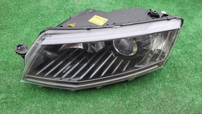 Frontscheinwerfer Skoda Octavia III 5E1941015B Xenon Rechts oder Links - Bild 1 von 4