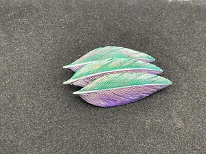 RARO! DE COLECCIÓN 1987 ARTISTA CARL HUFF MADERA TALLADA PELUCA VERDE AZULADO PLUMAS BROCHE - Imagen 1 de 4