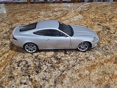 Jaguar XK 2006 plateado 1/18 AUTOart  Foto 1 de 4