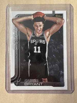 🔥2025-26 TOPPS NBA CARTER BRYANT ROOKIE GOLDEN MIRROR VARIATION SSP SPURS #214 - Image 1 of 2