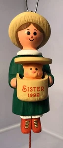 Hallmark Weihnachtsschmuck 1992 Schwester Korb öffnet siehe Kätzchen Neu in OVP - Bild 1 von 4