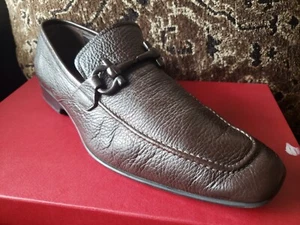 SALVATORE FERRAGAMO Penny Halbschuh Kiesel braun Metall Logo Herren 10 UK/11 US $ 900.   - Bild 1 von 19