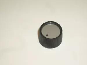 PHILMORE 3055 RADIO DIAL KNOB KNURL BLACK w/ ARROW 0.82"Dx0.5"T 1/4" SHAFT 1PC - Picture 1 of 2