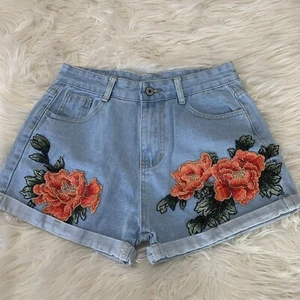Pantaloncini denim applicati rosa ricamati rosa rose floreali medio alto cotone - Foto 1 di 4