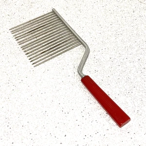 Vintage roter Bakelit Griff Kuchen Brecher/Schneider/Gebäck Gabel Küchenutensilien - Bild 1 von 8