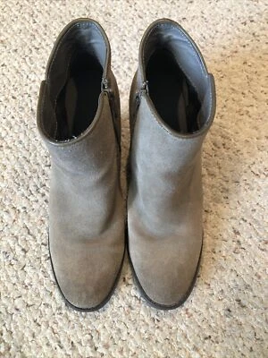 Botín al Tobillo de Cuero Gamuza Marrón Lt Muy Volátil, Talla 10 Estilo Whitby Foto 1 de 4