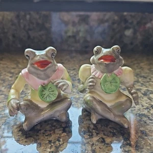 Vintage Anthropomorphic Delicate Frog Couple w Lily Pad Salt & Pepper Shakers - Picture 1 of 8