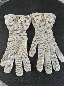 Antique Victorian Gloves Lace Crochet Ecru Scalloped at Wrist flowers  Small  - Picture 1 of 3