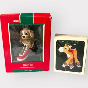 Adornos distintivos hermano perro cachorro en zapatillas y alce feliz Navidad - Imagen 1 de 10