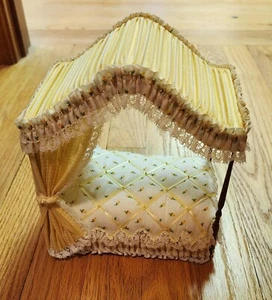 Casa de muñecas vintage cama de cuatro postes - tela y madera - 8 pulgadas de alto, 7 pulgadas x 5 pulgadas de ancho - Imagen 1 de 3