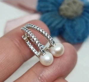 NUEVO EN CAJA Genuinos Pandora Tratados Agua Dulce Cultivada Perla y Pavé Aro Pendientes - Imagen 1 de 7