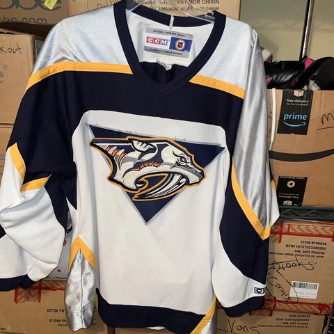 Vintage NHL JERSEY Nashville Predators Blank CCM Jersey Adult Size small read Cover