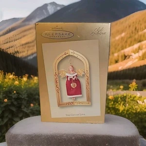 2003 Hallmark Ornament - The Gift of Love - Club Exclusive - Picture 1 of 6