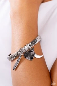 🩷 Paparazzi: Free-Spirited Fantasy ~ Silberarmband - Bild 1 von 2