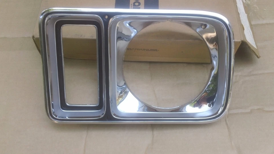 Nuevo de Lote Antiguo MoPar 1975 1976 1977 Plymouth Gran Fury lado izquierdo FARO BISEL 3781023 Foto 1 de 4