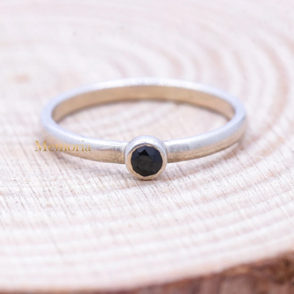 925 Argento Sterling Piccolo Taglio Rotondo Zaffiro Blu Promessa Anello Mano - Immagine 1 di 1