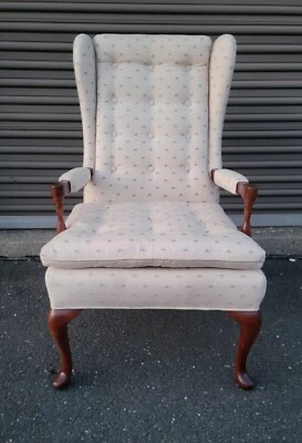 Silla de ala tapizada estilo Queen Anne Foto 1 de 4
