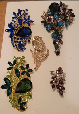 Lote de 5 piezas Impresionante Broche Flor Floral Esmalte Estrás No Faltan Piedras CA P28 Foto 1 de 4