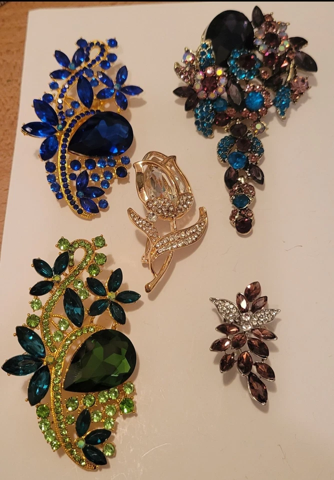Lote de 5 piezas Impresionante Broche Flor Floral Esmalte Estrás No Faltan Piedras CA P28 Foto 1 de 4