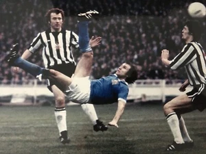 DENIS TUEART - MANCHESTER CITY 1976 CUP FINAL - BRILLIANT UNSIGNED PHOTOGRAPH - Picture 1 of 1