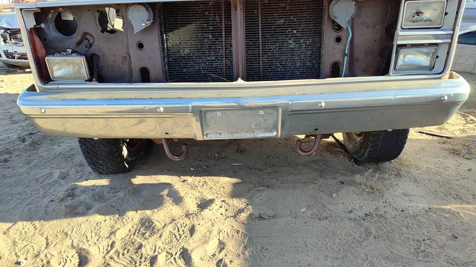 Conjunto de parachoques delantero cromado Chevy K30 1983-1988 con soportes OEM 14043720 Foto 1 de 4