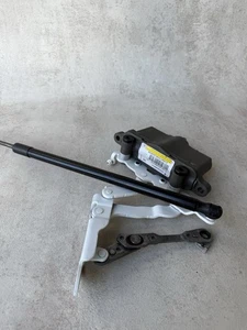 Cerniera cofano motore Mercedes A207 W212 cerniere attuatore sinistro A2129067701 - Foto 1 di 6