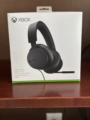*NEW* Microsoft Xbox Headset connects to controller with wire - Image 1 of 4