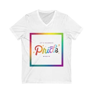 T-shirt Pride scollo a V, camicia arcobaleno LGBTQ+, abbigliamento celebrativo, maglia unisex corta - Foto 1 di 3