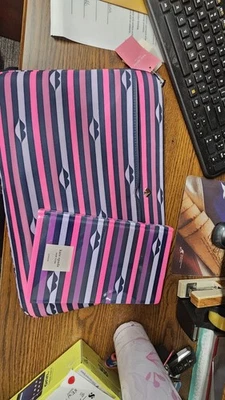 Funda para portátil Kate Spade 15" de nailon con estampado de labios Jae rosa con diario Foto 1 de 4