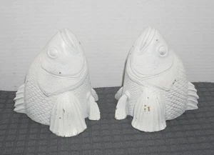 Par de sujetalibros de resina arte de pared koi bagre bolsillos de pared Stan the GoldFish CB2 - Imagen 1 de 13