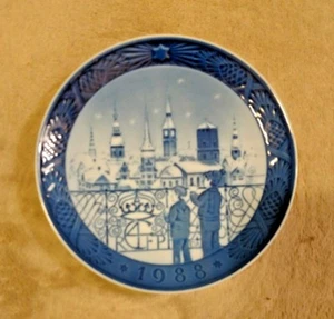 ROYAL COPENHAGEN Denmark Christmas Plate 1988 CHRISTMAS EVE IN COPENHAGEN - Picture 1 of 2