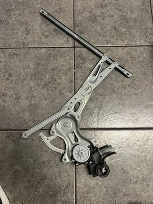 TOYOTA PRIUS PRIME 2017-2022 REGULADOR VENTANA PUERTA DELANTERA IZQUIERDA CON MOTOR OEM Foto 1 de 4