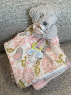 Mantas y Más Allá Manta de Seguridad Gris Oso de Peluche Rosa Pájaro Floral Paci Soporte Foto 1 de 4